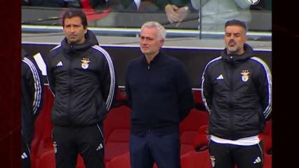 Onu hi&ccedil; b&ouml;yle g&ouml;rmediniz: Mourinho g&ouml;zyaşlarını tutamadı