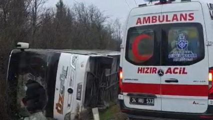 İstanbul'da polisleri taşıyan midib&uuml;s devrildi: 4 yaralı