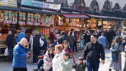 Tezgahlar doldu, m&uuml;şteri akını başladı: Emin&ouml;n&uuml;&rsquo;nde şeker ve lokum yok satıyor