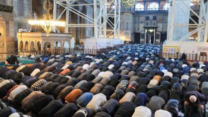 T&uuml;rkiye'nin d&ouml;rt bir yanında bayram sevinci: Camiler doldu taştı