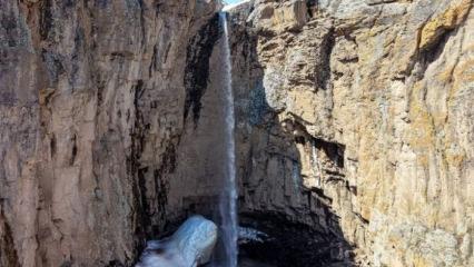 Van&rsquo;ın doğa harikası Yaşar Kemal Şelalesi yeniden akmaya başladı