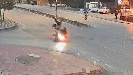 Yolun ortasında can pazarı: Motosiklet yayayı havaya u&ccedil;urdu