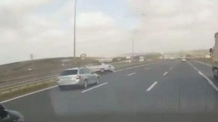 Otoyolda makas dehşeti: Kontrolden &ccedil;ıkan ara&ccedil; bariyere ok gibi saplandı