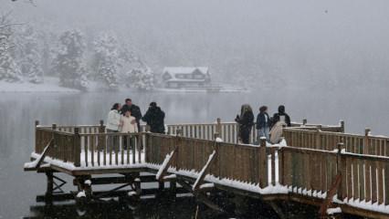 Abant ve G&ouml;lc&uuml;k&rsquo;te tatil keyfi kar yağışı ile ta&ccedil;landı