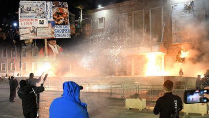 Avrupa'da kriz! &Ouml;fkeli kalabalık Başbakanlığı ateşe verdi