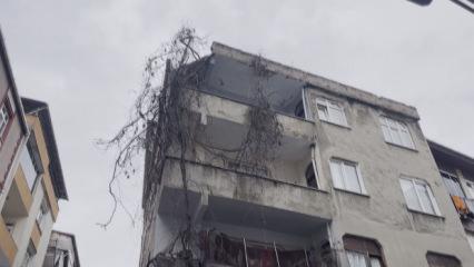 Bağcılar'da &ccedil;atı &ccedil;&ouml;kt&uuml;! Kopan par&ccedil;alar 2 otomobilin &uuml;zerine d&uuml;şt&uuml;