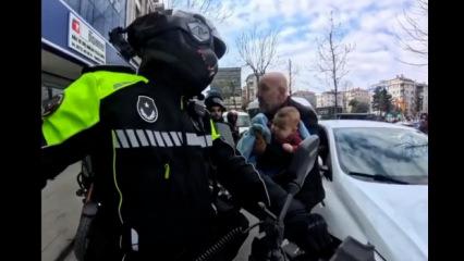 Bah&ccedil;elievler'de motosikletli zabıta memuru yaralı bebeği hastaneye yetiştirdi