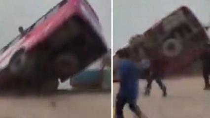 Bangladeş&rsquo;te feribota girmeye &ccedil;alışan yolcu otob&uuml;s&uuml; nehre d&uuml;şt&uuml;: 24 &ouml;l&uuml;