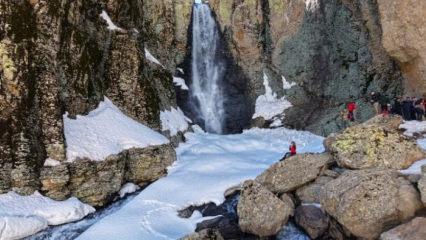 Bing&ouml;l'&uuml;n saklı cenneti: &Ccedil;ır Şelalesi doğaseverleri mest ediyor