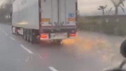 Bursa'da korku dolu anlar, direği deviren TIR olay yerinden ka&ccedil;tı