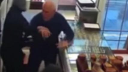 Diyarbakır&rsquo;da kuyumcuya silahlı baskın: 1,5 kilo altını b&ouml;yle &ccedil;aldılar