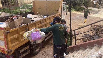 Gaz maskesiyle girdiler! Yaşlı kadının evinden 7 kamyon &ccedil;&ouml;p &ccedil;ıktı