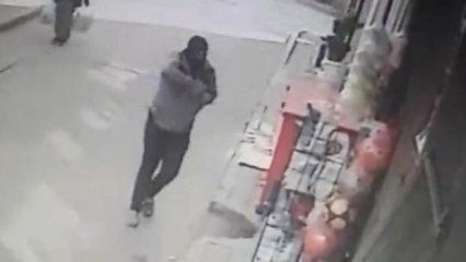 Fatih&rsquo;te ilgin&ccedil; soygun girişimi: Oyuncak silahla bakkalı bastı