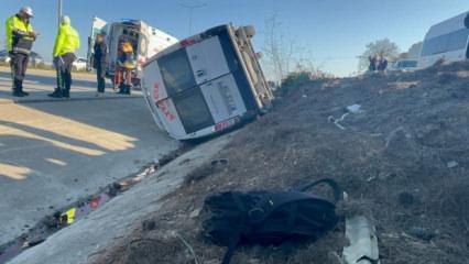 &Ccedil;anakkale'de korkun&ccedil; kaza! Yolcu minib&uuml;s&uuml; devrildi: &Ccedil;ok sayıda yaralı var