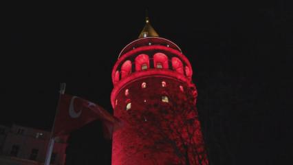 Galata Kulesi'nde anlamlı anlar: Kırmızı ışıkla aydınlatıldı!