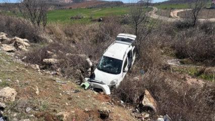 Hafif ticari ara&ccedil; şarampole girdi: 4 yaralı