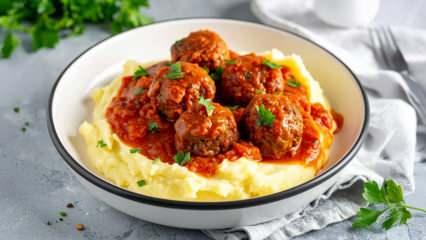 Kalabalık sofralar i&ccedil;in: Patates p&uuml;resi yatağında soslu k&ouml;fte tarifi