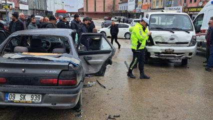 Kamyonet ile otomobil &ccedil;arpıştı; 2'si bebek 9 yaralı