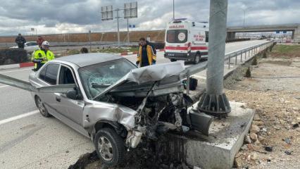 Karaman'da mucize kurtuluş: Otomobil bariyere ok gibi saplandı! G&ouml;r&uuml;nt&uuml;ler korkun&ccedil;...