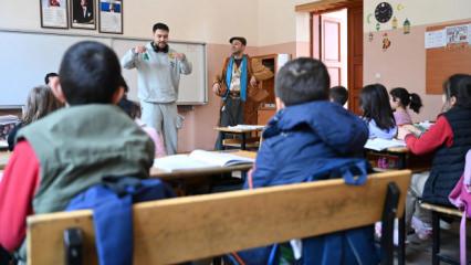 Okulda "&ccedil;at kapı" tiyatro: &Ouml;ğrencilere tasarruf ve milli teknoloji hamlesi anlatılıyor