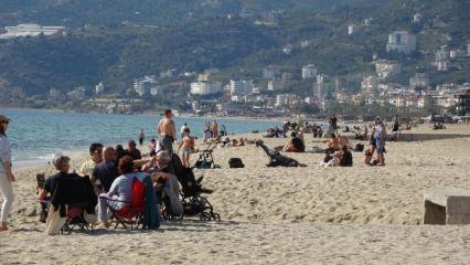 Antalya'da mart ayında deniz keyfi! G&uuml;neşi g&ouml;re denize koştu