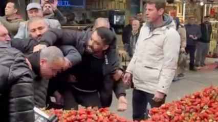 Seyyar satıcıdan zabıtaya tekme tokat saldırı: Pazarı birbirine kattı