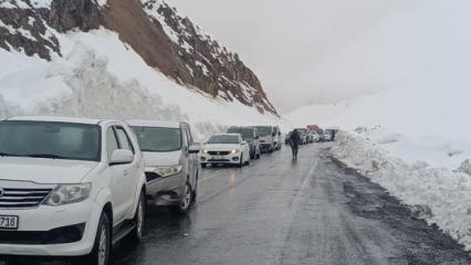 Şırnak-Hakkari kara yoluna &ccedil;ığ d&uuml;şt&uuml;