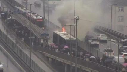 Son dakika: Metrob&uuml;s alev alev yandı! &Ccedil;ok sayıda ekip olay yerinde