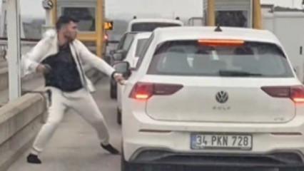 Tır s&uuml;r&uuml;c&uuml;s&uuml; otomobile saldırdı! Gişelerde dehşet