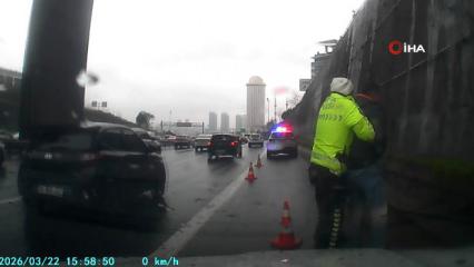 Trafikte boğanıza şeker ka&ccedil;tı, polisin Heimlich manevrası ile hayata d&ouml;nd&uuml;!