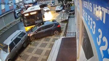 &Uuml;mraniye'de İETT otob&uuml;s&uuml; park halindeki otomobillere &ccedil;arptı; kaza kamerada