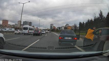 Makas atan s&uuml;r&uuml;c&uuml;, tartıştığı kişiye &ouml;nce şişe fırlattı, sonra tokat attı