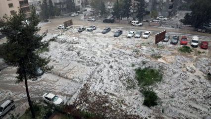 Adana'da dolu: Cadde ve sokaklar beyaza b&uuml;r&uuml;nd&uuml;