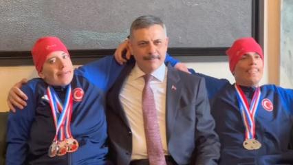 İ&ccedil;işleri Bakanı &Ccedil;ift&ccedil;i, şampiyon otizmli ikiz kayak&ccedil;ıları makamında kabul etti
