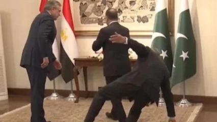 Pakistan'daki savaş zirvesinde Bakan'ın ayağı kayıp d&uuml;şt&uuml;