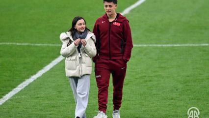 A milli takımın kampında Arda G&uuml;ler ile y&uuml;r&uuml;yen k&uuml;&ccedil;&uuml;k kızın kim olduğu ortaya &ccedil;ıktı