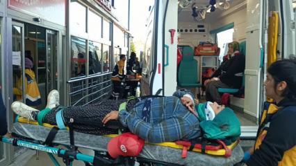 Adana'da tarım iş&ccedil;ilerini taşıyan minib&uuml;s devrildi: 15 yaralı