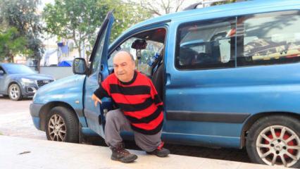 Ayaklarıyla tıraş oluyor, yemek yiyor, para &uuml;st&uuml; veriyor