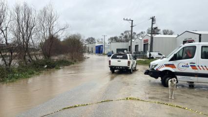 Bursa'yı sağanak vurdu! Dereler taştı, ev ve ara&ccedil;lar sular altında kaldı