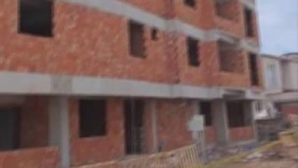 &Ccedil;alıştığı inşaatın &ccedil;atısından d&uuml;ş&uuml;p &ouml;ld&uuml;