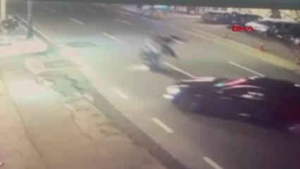 Dikkatsizlik 2 genci hayattan kopardı korkun&ccedil; kaza anı kamerada