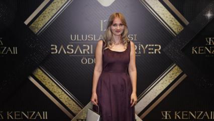 Dijital eğitimin yıldızı Elif &Ouml;ğretmen'e b&uuml;y&uuml;k &ouml;d&uuml;l!