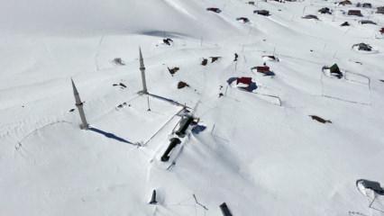 Fatih Sultan Mehmet Cuma namazı kıldırmıştı: &Uuml;st&uuml; a&ccedil;ık cami kar ile kaplandı!