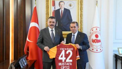 Galatasaray y&ouml;netiminden İ&ccedil;işleri Bakanı &Ccedil;ift&ccedil;i&rsquo;ye ziyaret