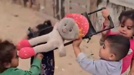 Gazzeli &ccedil;ocukların y&uuml;rek burkan cenaze oyunu