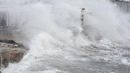 G&ouml;k&ccedil;eada ve Bozcaada feribot seferlerine fırtına engeli