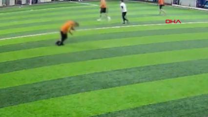 Halı sahada fenalaşan kişinin yaşamını yitirdiği olayın g&ouml;r&uuml;nt&uuml;leri ortaya &ccedil;ıktı