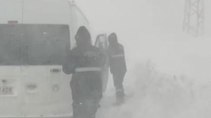 İran sınırında kar alarmı! 5 ara&ccedil; mahsur kaldı, ekipler harekete ge&ccedil;ti