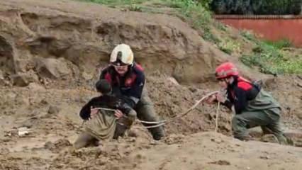 İzmir'de &ccedil;amura saplanan &ccedil;ocukları itfaiye kurtardı