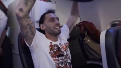 Kaptan Hakan &Ccedil;alhanoğlu'ndan 'Bir oluruz yolunda' performansı